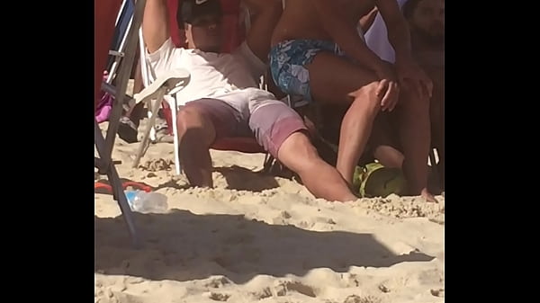 De Pau duro na praia se tocando